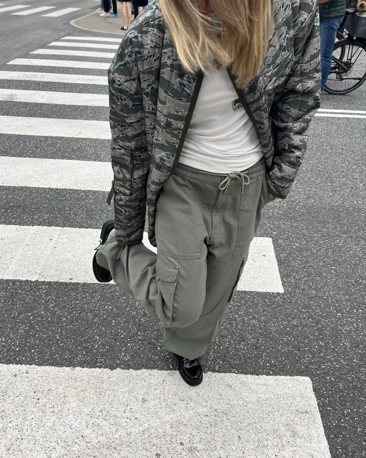 EMIKOSW TROUSERS - Sage green