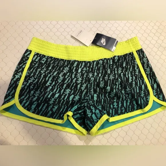 NWT NIKE Reversible Women’s Shorts size Medium