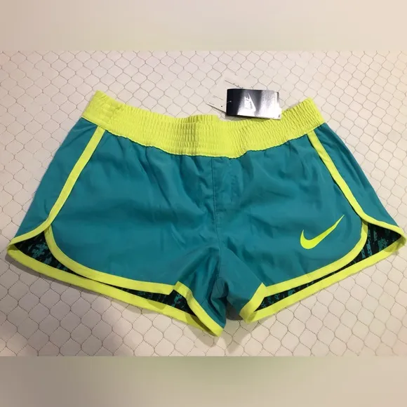 NWT NIKE Reversible Women’s Shorts size Medium