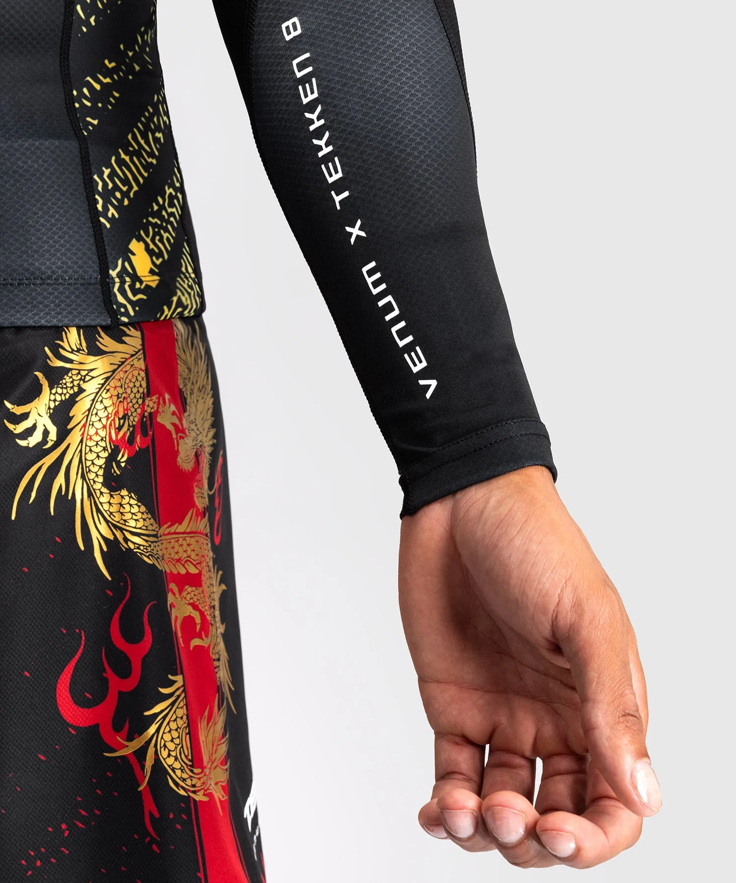 Venum x TEKKEN 8 - Marshall Law Rashguard - Zwart/Rood/Goud
